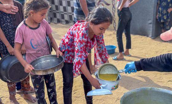 加沙地带代尔巴拉赫的孩子们在领取食物。